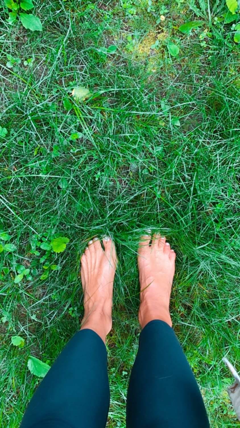 Vaikščiokim basomis -tai vadinama; "įsižeminimas“.