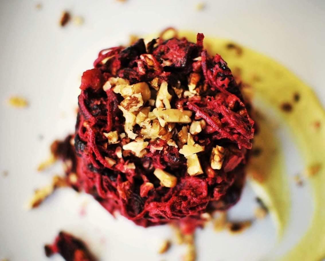 Burokėlių mišrainė su slyvomis ir vegan majonezu.