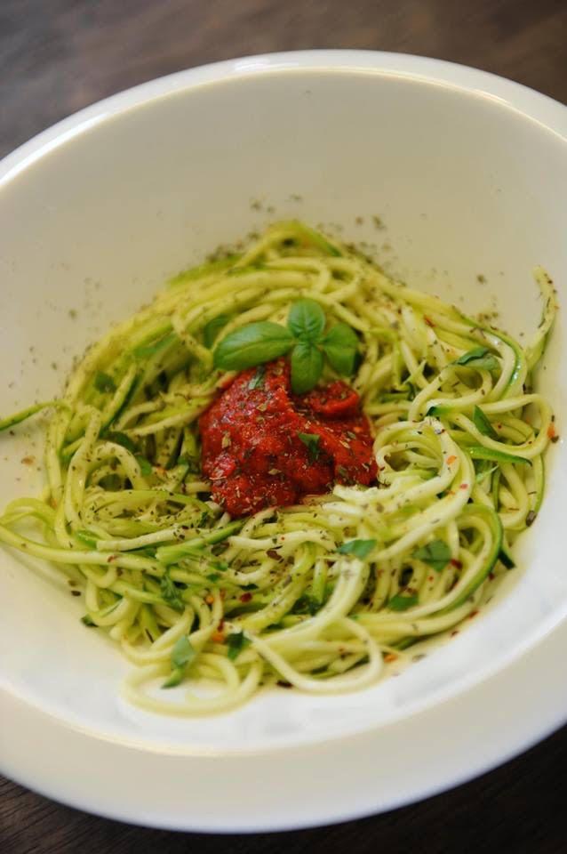 CUKINIJŲ MAKARONAI SPAGHETTI SU NAMINIU POMIDORŲ PADAŽU.